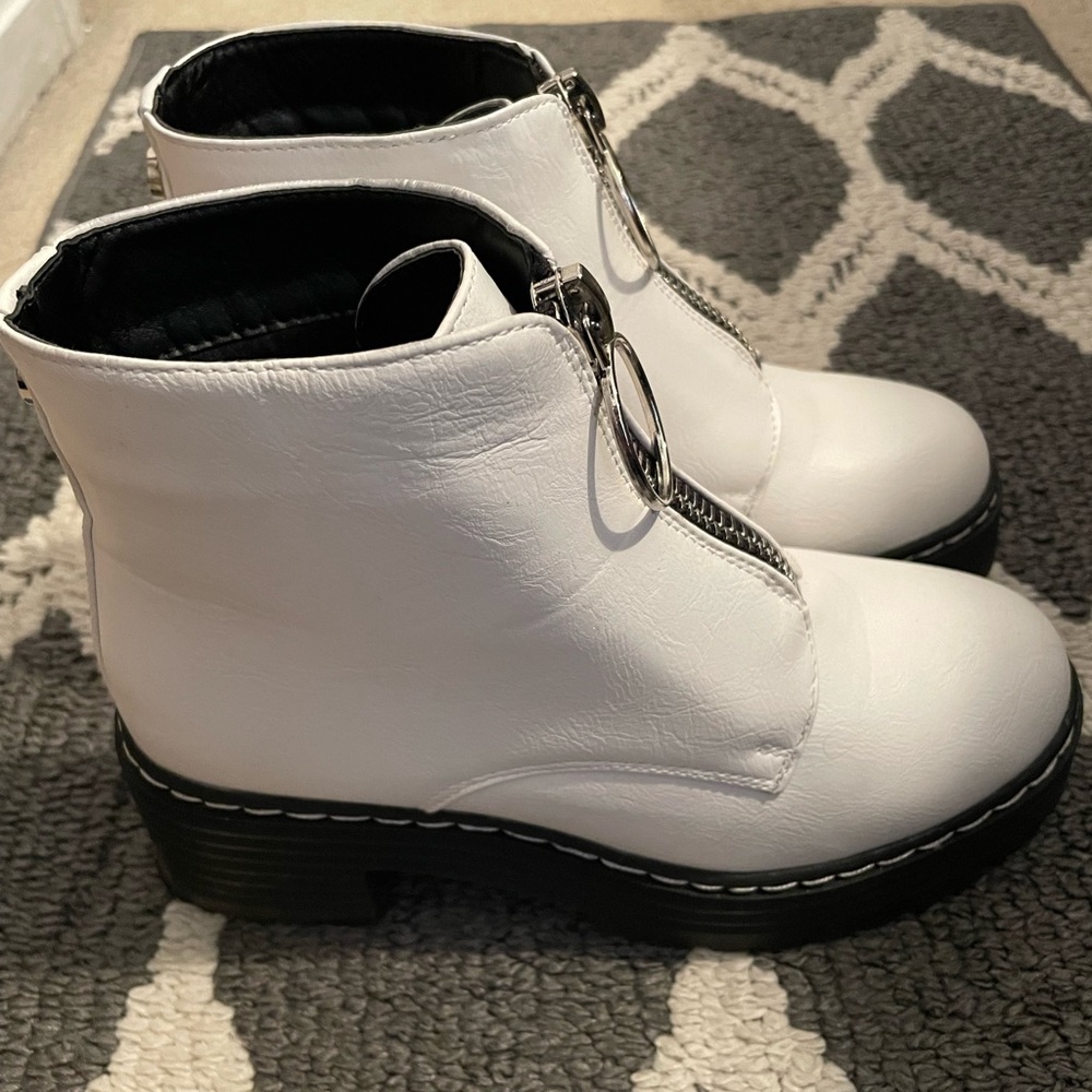 White boots size 7